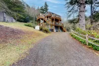 Woodsy retreat near the beach with WiFi, washer/dryer & gas fireplace Hotels in Oceanside
