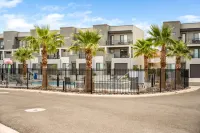 Heated Pool, Hot Tub and Pickleball Courts - Exquisite Townhome Retreat