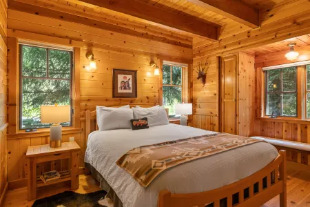 Cozy Cabin with River View and Modern Amenities - Charming Hideaway