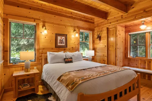 Cozy Cabin with River View and Modern Amenities - Charming Hideaway