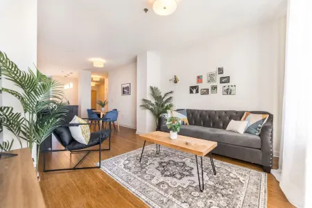 Stylish Fresh Historic Apt w/ Downtown Views Отели в г. Мейкон