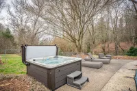 Mountain Oasis with Hot Tub and Stone Fire Pit - Serene Escape فنادق في Pisgah Forest