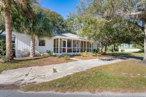 Stylish Kitchen and Outdoor Porch Retreat - Charming Oasis Hotel a Folly Beach