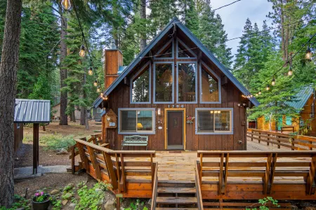 Charming Cabin with Scenic Deck and Cozy Fireplace - Inviting Retreat