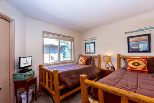 Spacious Deck and Private Hot Tub - Charming Sunriver Escape