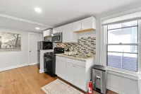 Airy Layout and Dedicated Parking Spot - Charming Whimsical Escape فنادق في Bayonne