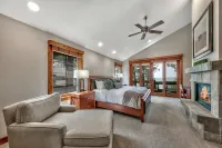 Expansive Views and Luxury Amenities - Stunning Lakefront Oasis