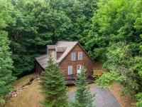 Hot Tub and Stunning Scenic Views - Gorgeous Cozy Retreat