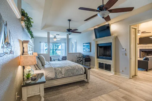 Lakeside Retreat - Private Dock, Kayaks, Lakefront, WiFi Hotels in Hernando