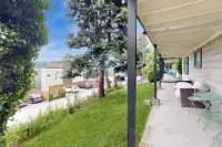 Renovated Queen Anne Escape | Smart TV, Parking, Patio & Walkable Locale Hotels in Bainbridge