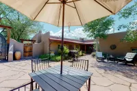 Luxe Casita - Fireplace, Full Kitchen & Steam Shower - Walk to Eateries, Dogs OK Hotels in Ranchos de Taos
