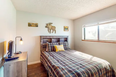 Two-story, dog-friendly townhouse with a washer/dryer & a full kitchen