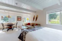 Charming, ski-themed studio w/free WiFi, full kitchen - near downtown Sun Valley