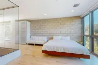 Modern Loft-Style Townhouse in Los Angeles Hotel dekat Millennium Dance Complex