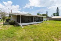 Large Screened Patio and Modern Kitchen - Beautiful Spacious Haven Hotels in Rockledge