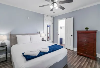 Cozy Duplex with Fast Wifi and in-Unit Laundry - Charming Retreat Hotels near Goodwill