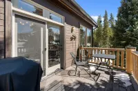 Stunning Mountain Views and Cozy Hot Tub - Enchanting Lodge Retreat Hotels in Saint Mary's