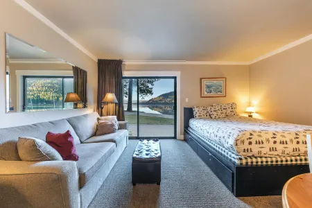 Stunning Lake View and Cozy Amenities - Charming Studio Отели рядом с достопримечательностью «Доннер Саммит Калифорния Стейт Снопарк»