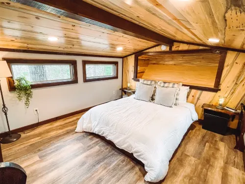 Scenic Deck and Covered Hot Tub - Magical Treehouse Retreat Hotels in Fannin County