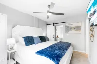 Beach Rd, 300ft to Beach Access & 500ft to Siesta Key Village, 1bdr Hotels in Siesta Key