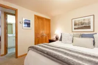 Spacious Patio and Ski-in Convenience - Charming Aspen Haven