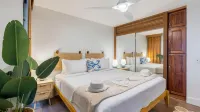 Steps to Beach and Access to Pools and Tennis Courts - Charming Oasis Hotels in Kīhei