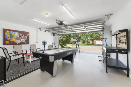 Mountain Bike Retreat and Game Room - Stylish Modern Haven Отели в г. Сентертон