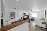 Spacious Layout with Lush Patio and Modern Kitchen - Stylish Oasis Hotels in North Miami