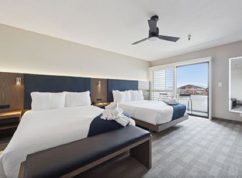 456 Embarcadero Inn & Suites