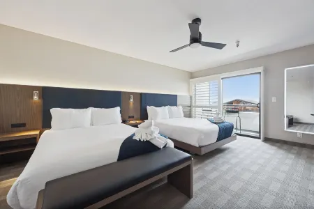 456 Embarcadero Inn & Suites