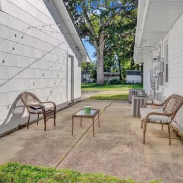 Charming 2-bedroom house in amazing Belleville with AC, WiFi