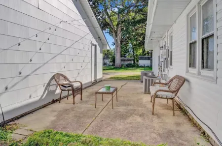 Charming 2-bedroom house in amazing Belleville with AC, WiFi