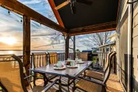 Sunset Serenity -Lakefront- HotTub - TheatreRoom - FirePit - GameRoom - BoatDock