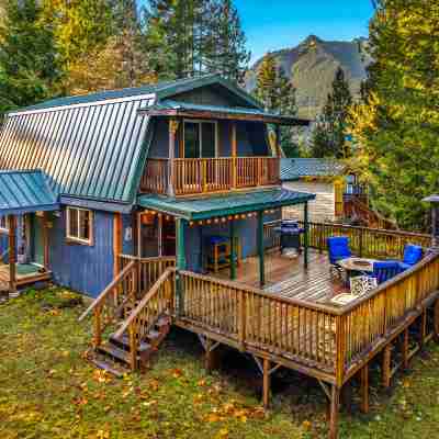 Stunning Mountain View and Inviting Fireplace - Cozy Rustic Retreat Hotel Exterior