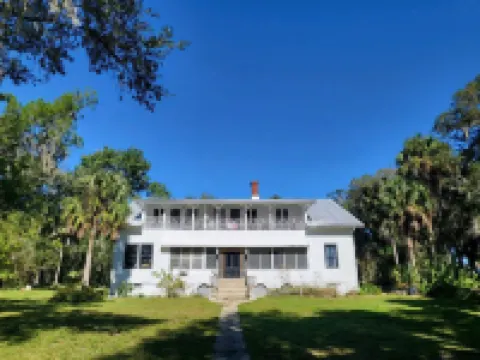 Blue Sky Manor Hotels in Putnam County