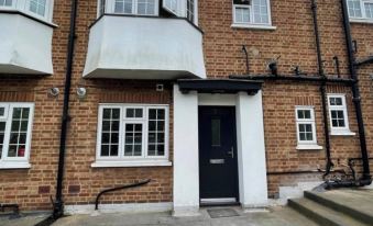Luxury 3-bedroom Flat in Northwood