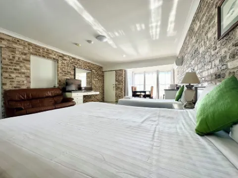 弗朗西斯德雷克爵士機場汽車旅館