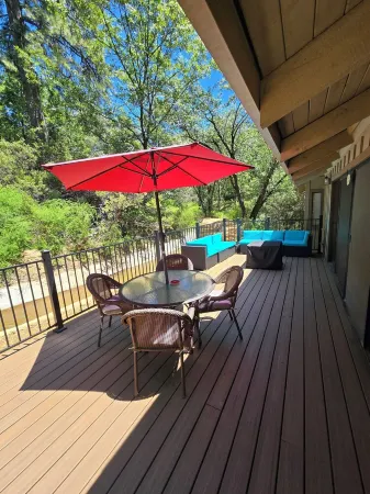 Cozy Upstairs Cabin w/Canal Views 45 mins to slopes & 10 mins to Rollins Lake