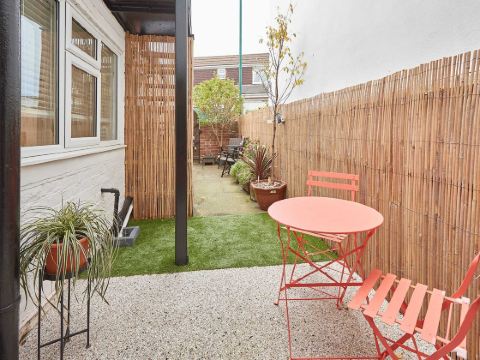 Host & Stay - Retreat by the Sea