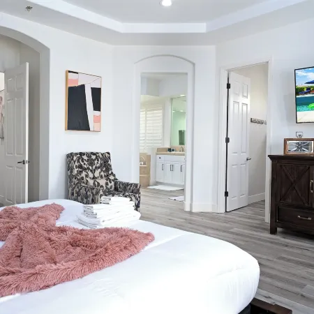 Luxurious 5Br Resort Style Home w Pool & Spa