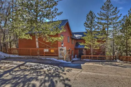 Views at Wolf Lodge by AvantStay Magnificent Views w Hot Tub Sauna Отели рядом с достопримечательностью «оз. Биг Бэар»