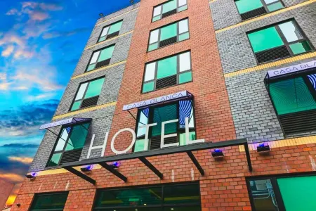 Casa Blanca Hotel Brooklyn Отели рядом с достопримечательностью «St Augustine's Episcopal Church»