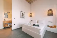 卡拉索斯廣場豪華套房酒店 - 無邊際泳池