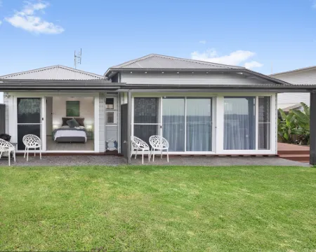 Studio on Morgo over Looking the Ocean and Rivers Hotels in Urunga