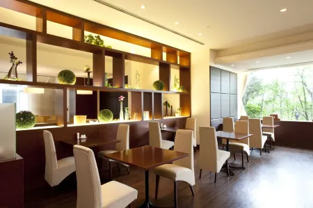 Rembrandt Hotel Oita Отели рядом с достопримечательностью «Mt. Takasaki»