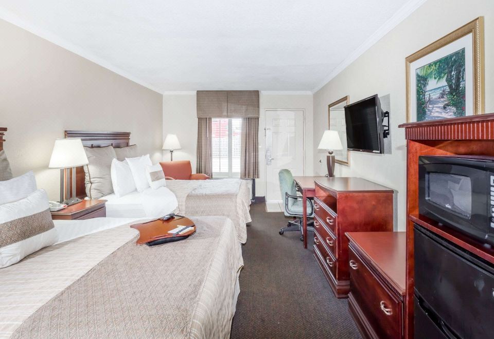 데이즈 인 바이 윈덤 데스틴 외관