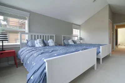 Seattle Vacation Home: Off the Wall Hotels in Central Seattle