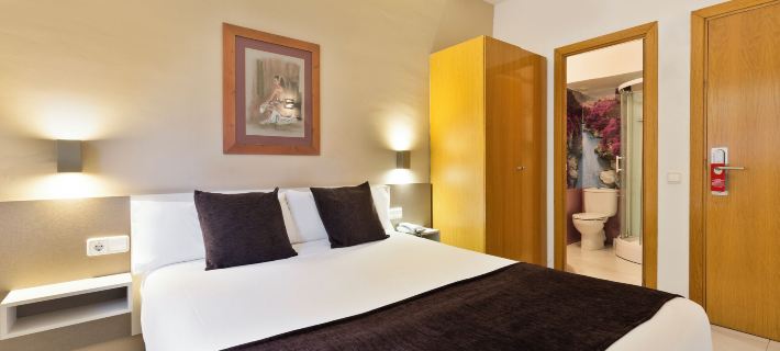 Hotel Travessera Hotele w: Barcelonès