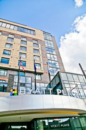 Hyatt Place Flushing/LGA Airport Отели рядом с достопримечательностью «Free Synagogue of Flushing»