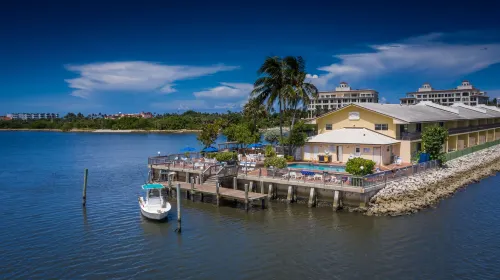 Palm Beach Waterfront Suites - parking